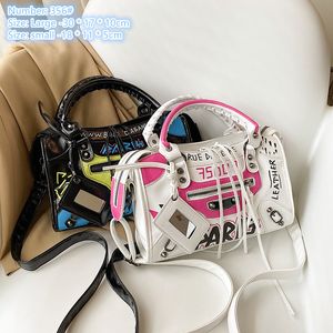 Factory wholesale ladies shoulder bags 2 sizes personalized graffiti motorcycle bag trend printing mobile phone coin purse fashion belt buckle women backpack