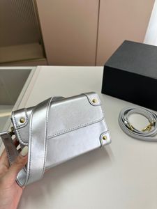 Modaya uygun gerçek deri çanta Crossbody çanta kadınlar için büyük kapasiteli klasik flip çanta lüks metal logo banliyö tasarımcısı çanta kimliği michafl_kops