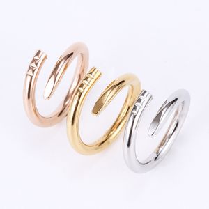 Tırnak Ring Tasarımcı Mücevherleri Kadınlar İçin Erkekler Kristal Lüks Titanyum Çelik Alaşım Gümüş Gül Altın Kaplama Moda Aksesuarları Asla soluk Nişan Düğün Hediyeleri