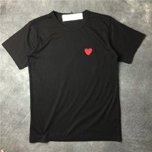 Unisex Play Fashion Erkek Tişörtler Tasarımcı Kırmızı Kalp Gündelik Tişört Pamuk Nakış Kısa Kollu Yaz Kadınlar Gözleri Saf Pamuk Tee Seviyor