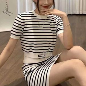 Damen T-Shirt Designer Hohe Version mi Miao 23SS neue schwarz-weiß gestreifte gestrickte Kurzarmfrauen, die X4T4 abnehmen