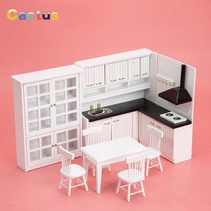 Acessórios para bonecas 1 conjunto Miniatura em miniatura de luxo de madeira de madeira geladeira móveis de geladeira para 1 12 bonecas casas de jantar decoração 230520