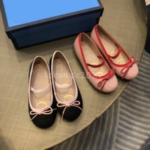 Kızlar Prenses Ayakkabı 2023 Yeni Mektup Nakış Moda Mary Jane Elbise Yürümeye Başlayan Ayakkabı Bebek Çocuk Daireleri Gerçek Deri Marka Ayakkabıları