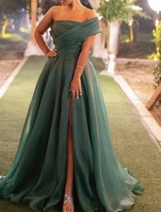 Emerald Green A-Line Kadınlar Akşam Partisi Elbise 2024 Bir omuz Organze Derighted Slit Uzun resmi balo elbiseleri Arapça Dubai Robe De Soiree