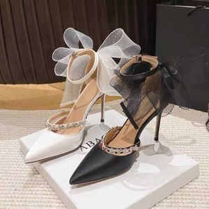 Sandallar kadın sivri ayak parmağı yay örtü stilettos yüksek topuk rhinestones kristal ayakkabılar düğün gelin partisi seksi siyah beyaz kadın 230417