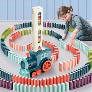Kids elektrikli domino tren araba seti otomatik döşeme domino tuğla renkli ses ışık dominoları bloklar oyun diy eğitim oyuncakları