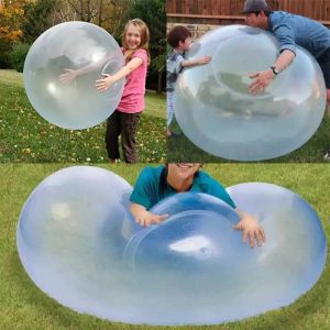 Новые крупные дети детей на открытом воздухе, наполненные воздушными, наполненными воздушными, пузырьковые шарики выдувать воздушный шар.