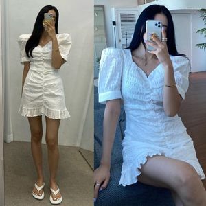 Sıradan Elbiseler Güney Kore 2023 Fransız ünlü V Yastık Kabarcık Kol Küçük Beyaz Etek Balıktail Fanny Pack Elbise