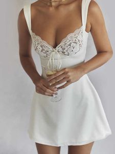 Zarif klas saten mini elbiseler kadınlar düğün konuk kokteyl parti kıyafetleri göğüs dantel yastıklı bir çizgi beyaz elbise