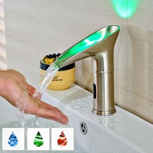 Banyo Lavabo muslukları mttuzk pirinç fırçalanmış nikel güverte monte edilmiş otomatik sensör musluk dokunulmaz kızılötesi LED ışık şelale musluğu