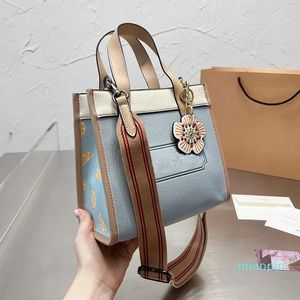 2023-Designer Tote Çanta Büyük alışveriş çantası moda çiçek çanta kadınlar metal süslenmiş omuz crossbody çantaları dört renkte