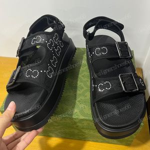 2023'ler Kristalli Kadın Sandalet 6934 Pembe bej arka ağ logosu Kaymaz Kauçuk taban spor dünyasından ilham alıyor Tasarımcı Sandaletler Düz sandaletler