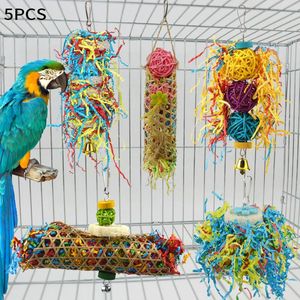Diğer kuş malzemeleri 5 adet kuş parçalayan oyuncaklar renkli papağan çiğneme yemleme kafesi, evrakeets için oyuncak asma kuşlar bütçeleri papağan oyuncakları 231201