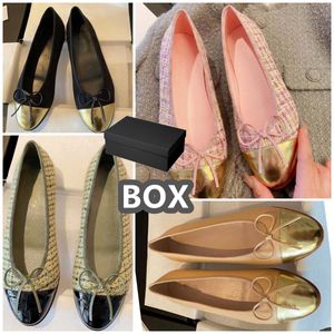 Bale Flats Ayakkabı Paris Lüks Tasarımcı Ayakkabı Kadınlar 2C Marka Ayakkabıları Kapitone Deri Bale Ayakkabı Toe Toe Kadınların Resmi Soyun Ayakkabı Beyaz Pembe