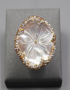 Guaiguai Takı Doğal Beyaz Deniz Kabuğu Oyma Çiçek Yüzüğü Altın CZ Moda Kadın Mücevherleri Ayarlanabilir5456403