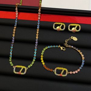Kadın Renkli Taş Kolye Bilezik Küpe Set Tasarımcılar Gökkuşağı Kolye Moda Kristal Boncuklu Bileklik Tasarımcı Mektuplar Küpe Mücevher Seti