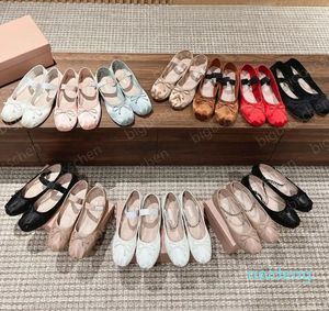 Luxus-Ballerinas aus Seide mit runder Spitze für Damen, Riemen, Boot-Designer-Schuhe unten, Mary Jane, bequemes Retro-Elastikband, Schwarz und Weiß, Rosa, Grau, Rot, Braun