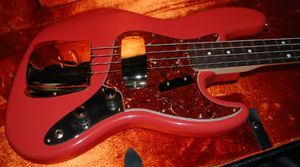 Hot Sell Sell Gun, guitarra elétrica de boa qualidade 60 Jazz Bass Stack Knob J Fiesta Red Hardware de ouro Painteado Captura da cabeça !!! - Instrumentos musicais