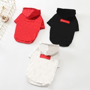 Pet Giyim Kırmızı Etiket Saf Pamuk Elastik Köpek Giyim Giyim Kapüşonlu Tasarımcı Mektup Baskılı Kedi Hoodie Siyah Beyaz Köpek Giyim