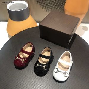 Yeni Tasarımcı Yenidoğan Parlak Patent Deri Toddler Ayakkabı Bebek Çocuk Spor Ayakkabıları Kutu Ambalaj Boyutu 14-19 Bebek Yürüyüş Ayakkabıları NOV25