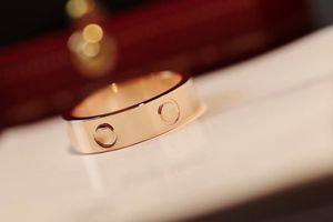 Kadınlar için İnce Aşk Yüzüğü Elmassız Vidalı Vidalı Yüzük Top V-Gold Tasarımcı Yüzük Moda Elektraplatma 18K Klasik Premium Gül Altın Kutu