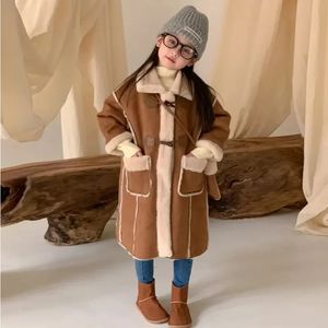 Зимние куртки из замшевой ткани для маленьких девочек, модные толстые теплые бархатные пальто из овечьей шерсти, детская байкерская детская одежда, флисовое пальто 231206