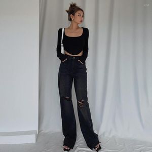 Женские джинсы любят носить со свободной дыркой и высокой талией
