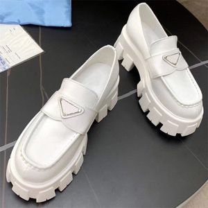 Loafer Shoes Kadın Tasarımcı Monolit Flatform Sandalet Sıradan Kadın Tasarımcıları Üçgen Toka Penny Loafers 5.5cm Tıknaz Topuk Ayakkabı Kutusu 85um#