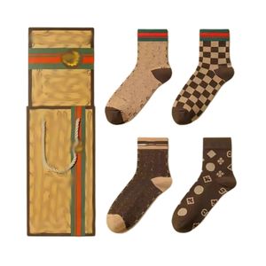 Toptan Erkek ve Kadın Tasarımcı Çorapları Yeni Pamuk Çoraplar Mektup Baskılı İpek Çorap Hip Hop Lüks Marka Spor SOCKS Moda Trendi Rahat 4 Pair Nn3