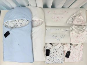 Recém -nascidos de bordados de letra de luxo de luxo macias de bebês dormindo roupas de macacão algodão macio de cama de cama com chapéu e fralda de babador 5pcs Roupas infantis S0783