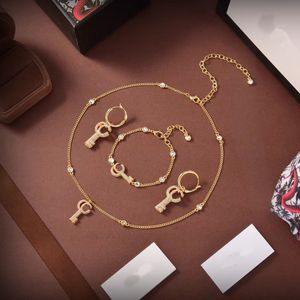 Moda tam elmas anahtar takı seti set kolye kolye cazibesi bilezik sallangılar kadın hediye takı orijinal kutu ile yüksek kaliteli set