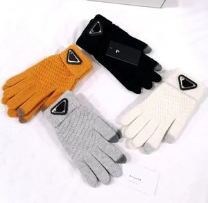 Уличные теплые вратарские перчатки Мужские женские перчатки с пятью пальцами Модельер Марка с буквенным принтом Утолщенные согревающие перчатки Зимние виды спорта на открытом воздухе Чистый хлопок