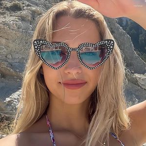 Güneş gözlükleri Aşk Kalp Kedi Gözü Kadın Büyük Boy Kristal Elmas Pentagram Dekorasyon Seksi Moda Partisi Gözlükleri