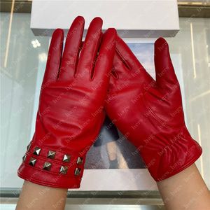 Kadın Tasarımcı Eldivenleri Kış Sıcak Lüks Eldivenler Yün Astar Klasik Perçin Moda Bayan Tasarımcıları Glove Finger Sleeve 231282ty