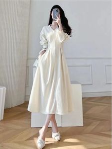 Kentsel Seksi Elbiseler Beyaz V Boyun Hepburn tarzı Fransız Dres Bahar Sonbahar Bel Zayıflama Retro Mizaç Tanrıçası Uzun Etek 231208