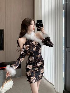 Sıradan elbiseler seksi kapalı omuz durgun boyun Çin tarzı qipao eklenmiş kürk sargı kalça alt elbise