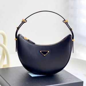 1 1 Siyah Beyaz Tasarımcı Omuz Çantası Kadınlar Erkek Üçgen Hediye Koltuklu Çantalar Crossbody Half Moon Çantalar Luxurys Çanta Çanta Gerçek Deri Tote Debriyaj Koltuklu Çanta Kayışı