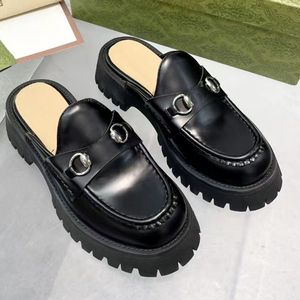 Yeni moda unisexl terlik lüks tasarımcı klasik marka at tokası başlık başı bant açık hava ayakkabıları kauçuk kalın taban anti -slaytlar çift somunlar ayakkabı