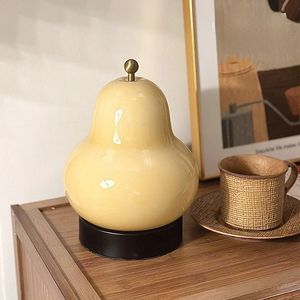 Estatuetas decorativasRechargerble Candeeiros de mesa Vintage Pear LED Touch Dimming Lamp Home Lighting Bedroom Decor Bedside Nightlight LED Study Desk Light 231207