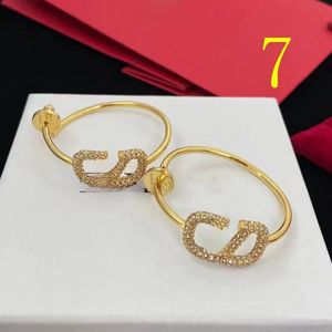 Stud ABC Designer Küpe Kadınlar Love Lüks Rhinestone Pretty Diamonds Metal Kız Mücevherler Eğlence Ohrringe Klasik Mektuplar V Küpeler Yüksek kaliteli