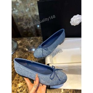 Designer 23k azul denim impresso logotipo sapatos de balé feminino moda arco europeu original de alta qualidade luxo plano macio macio confortável passeio sapatos casuais US5.5-8.5