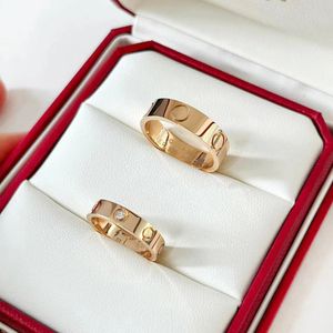Bir Tasarımcı Cartres Gold Ring Tasarımcı Erkekler İçin Yüzük 925 STERLING Gümüş Kaplama 24K Kakma CZ Elmas Aşk Yüksek Cilalı Orijinal Markalı Erkek 4mm 6mm genişliğinde Takı