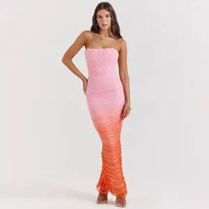 Sıradan elbiseler şık gradyan balık kemiği pileli kat sıkı seksi askısız bölünmüş tüp üst bodycon elbise