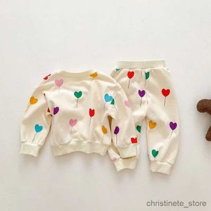 Giyim setleri 0-3 yıl erkek bebek kız sonbahar kıyafetleri ins stil kalp balon desen kazak sweatshirt üstleri uzun pantolon 2pcs kıyafetler r231215