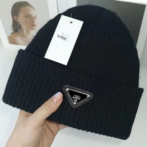 Kadınlar lüks örgü şapka tasarımcısı beanie kapan erkekler takılmış şapkalar unisex kashmir mektuplar gündelik kafatası kapakları açık moda markası yüksek kalite 16 renk sıcak satış