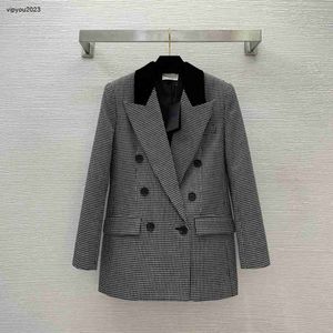 Tasarımcı Kadınlar Ceket Uzun Kollu Palto Yüksek Kaliteli Bayanlar Moda Düğmesi Dekorasyonu V Boyun Hırka Ceket 15 Aralık Yeni