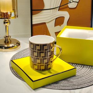 Designer copo de água europeu marrom osso porcelana carta logotipo xícara de café requintado caneca escritório casa cerâmica com caixa de presente amarelo