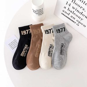 Erkek çorap sis yinelenen mektup ess 1977 moda çorap marka co adı kişilik ins stil çoraplar düşük üst sığ ağız çorap trend