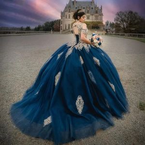 Abiti da ballo blu navy Abiti stile Quinceanera Applicazioni in oro Perline Tull Abito dolce 16 Abiti da spettacolo vestido de 15 anos quinceanera