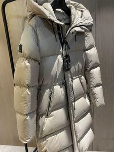 Мужская макияж Mackage Parkas Qi Field Полностью колено высокий хлеб с высоким содержанием хлеба с хлебом с высоким содержанием клетки для изоляции